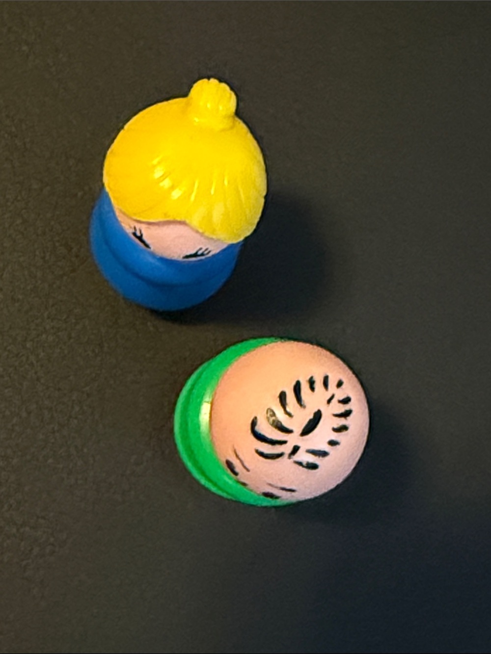 Vintage Fisher-Price Play Family Blue Mom & Green Dad Little People - Picture 5 of 5